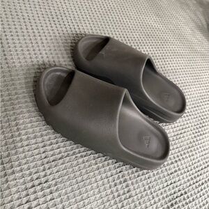 Yeezy Slides - Dark Onyx